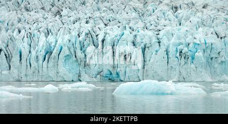 Panorama sur les parois de glace et les icebergs dans le lagon du glacier de Fjallsarlon, en Islande Banque D'Images