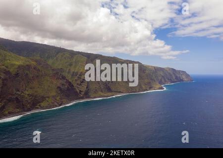 Vue de drone sur la côte de l'île de Madère pendant la journée d'été Banque D'Images