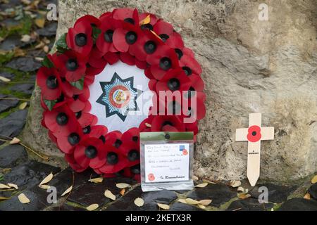 Windsor, Berkshire, Royaume-Uni. 14th novembre 2022. Des couronnes de pavot laissées par la statue de l'Irish Guards Solider à Windsor. Un service commémoratif a eu lieu hier matin à Windsor pour souligner le jour du souvenir et tous les morts de guerre qui ont combattu pour notre liberté. Crédit : Maureen McLean/Alay Live News Banque D'Images