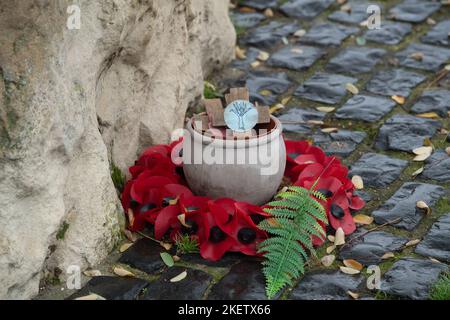 Windsor, Berkshire, Royaume-Uni. 14th novembre 2022. Des couronnes de pavot laissées par la statue de l'Irish Guards Solider à Windsor. Un service commémoratif a eu lieu hier matin à Windsor pour souligner le jour du souvenir et tous les morts de guerre qui ont combattu pour notre liberté. Crédit : Maureen McLean/Alay Live News Banque D'Images