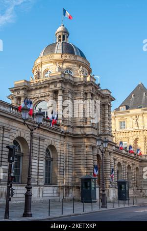 Vue sur le Palais de Luxembourg avec son célèbre dôme, le bâtiment abritant le Sénat français, la chambre haute du Parlement français, Paris, France Banque D'Images