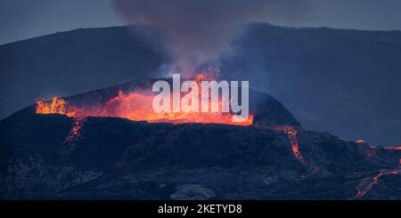 Explosion de lave dans le cratère du volcan Fagradalsfjall pendant l'éruption en août 2021, Islande Banque D'Images
