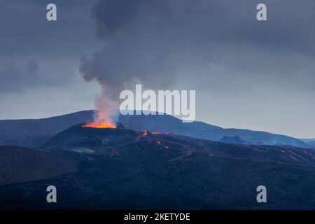 Explosion de lave dans le cratère du volcan Fagradalsfjall pendant l'éruption en août 2021, Islande Banque D'Images