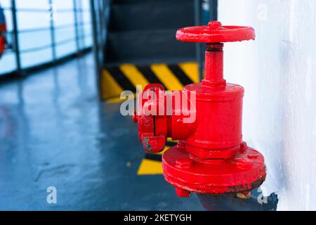 Robinet d'eau rouge dans l'aire de stationnement. Banque D'Images