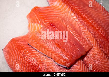 Gros plan sur la viande de filet de poisson rouge. Truite ou saumon, texture et photo macro. Banque D'Images