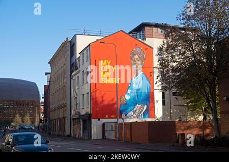 'My City My shirt' murale femme galloise africaine portant un maillot de football Jersey Butetown Cardiff Bay pays de Galles Royaume-Uni Grande-Bretagne KATHY DEWITT Banque D'Images