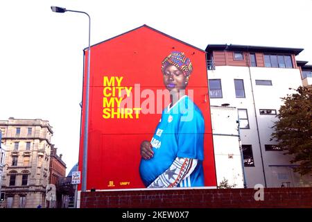 'My City My shirt' murale femme galloise africaine portant un maillot de football Jersey Butetown Cardiff Bay pays de Galles Royaume-Uni Grande-Bretagne KATHY DEWITT Banque D'Images