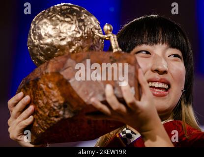 Osaka, Japon, 2022-11-14 16:30:26 LA HAYE - Rena Kawasaki d'Osaka, Japon, reçoit le Prix de la paix des enfants du prix Nobel Tawakkol Karman dans le Grote Kerk. Kawasaki a reçu le prix pour son implication politique au Japon (participation des enfants). ANP SEM VAN DER WAL pays-bas sortie - belgique sortie Banque D'Images