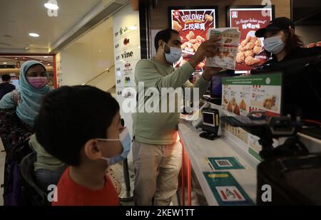 Une famille musulmane achète son premier repas certifié halal KFC au magasin KFC ChuangHH London Plaza (Jordanie), qui est certifié halal à partir du 4 novembre 2022. 04NOV22 SCMP / Xiaomei Chen Banque D'Images