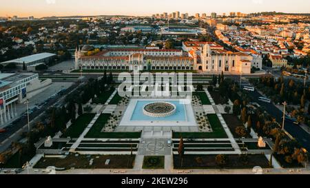 Vue aérienne de Mosteiro dos Jeronimos, situé dans le quartier Belem de Lisbonne, Portugal - Patrimoine mondial de l'UNESCO Banque D'Images