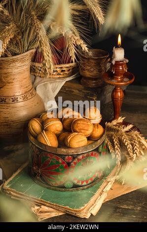 Petits gâteaux faits maison farcis de lait concentré bouilli avec une attention sélective dans un intérieur vintage. Banque D'Images