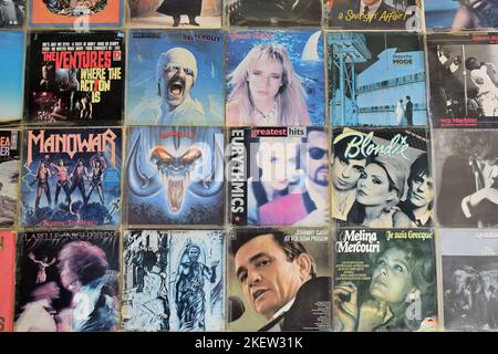 Athènes, Grèce - 1 avril 2018: Vintage pop rock musique vinyle couvertures d'album sur le mur de magasin de disques. Banque D'Images