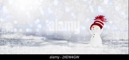 Bonhomme de neige heureux debout dans le paysage de noël d'hiver. Carte de vœux de joyeux noël et de bonne année. Bonhomme de neige drôle en chapeau sur fond de neige. Bann Banque D'Images