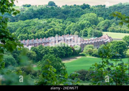 Vue sur le village modèle de Bolsover du 17th siècle Château de Bolsover, Bolsover, Derbyshire, Angleterre, Royaume-Uni Banque D'Images