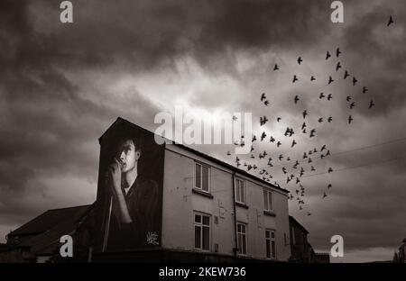 L'artiste Akse, Ian Kevin Curtis, chanteur de Joy Division Mural, à Mill Street, Macclesfield, Cheshire, Angleterre, Royaume-Uni (ton) Banque D'Images