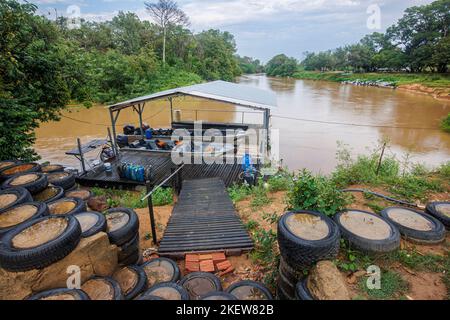 Bateaux amarrés au Jaguar Lodge sur la rivière São Lourenço / la rivière Cuiaba par le Parque Estadual Encontro das Águas, nord Pantanal, Mato Grosso, Brésil Banque D'Images