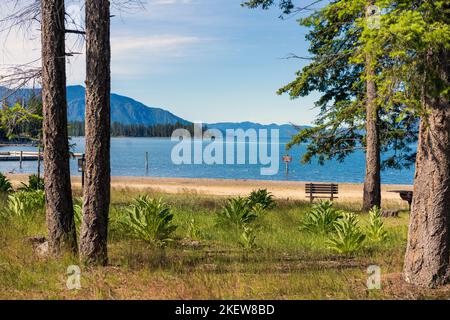 Lake Pend oreille près de Hope, Idaho est un Trésor de l'État de Gem qui attire les familles locales et les visiteurs éloignés à une expérience extraordinaire de plein air. Banque D'Images