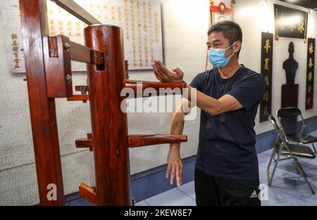 IP Kong-chiu, petit-fils du maître kung fu IP Chun a fait la démonstration de Wing-chun lors d'une exposition VR sur l'histoire du développement de l'art HHing-chunHMartial à HK à l'université de Shue Yan.08NOV22 SCMP/Yik Yeung-man Banque D'Images