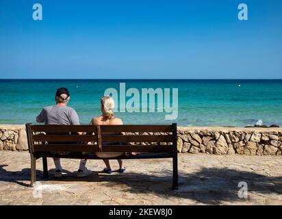 Cala Millor, Palma de Majorque - Espagne - 20 septembre 2022.deux touristes assis regardant la mer Méditerranée Banque D'Images