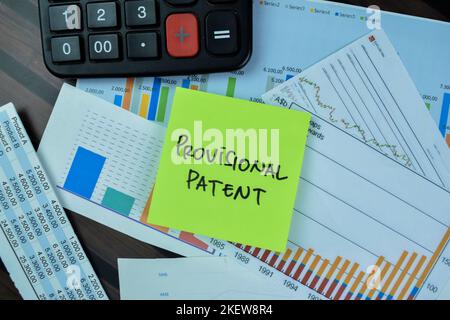 Concept de brevet provisoire écrire sur les notes adhésives isolées sur la table en bois. Banque D'Images