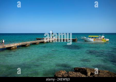 Cala Millor, Palma de Majorque - Espagne - 20 septembre 2022.petite jetée sur la promenade surplombant la mer Méditerranée Banque D'Images