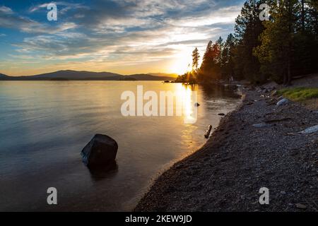 Lake Pend oreille près de Hope, Idaho est un Trésor de l'État de Gem qui attire les familles locales et les visiteurs éloignés à une expérience extraordinaire de plein air. Banque D'Images