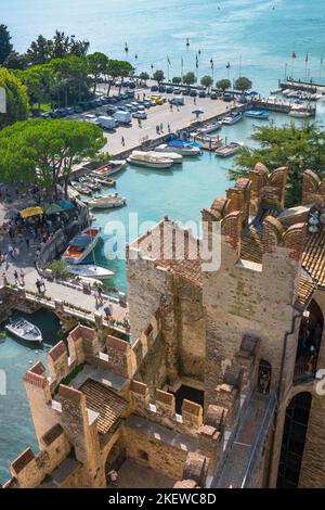 Lac de Garde, vue en été des fortications sud-ouest du château de Scaligero et du bord de mer et port de plaisance du lac de Garde à Sirmione, en Italie Banque D'Images