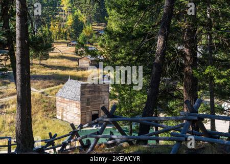 Une ville fantôme entière, Garnet, reste intacte au sommet de la chaîne de montagnes Garnet près de Missoula, Montana, qui ramène un visiteur dans le temps au 19th siècle. Banque D'Images