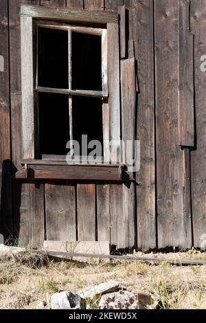 Une ville fantôme entière, Garnet, reste intacte au sommet de la chaîne de montagnes Garnet près de Missoula, Montana, qui ramène un visiteur dans le temps au 19th siècle. Banque D'Images