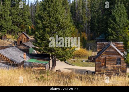 Une ville fantôme entière, Garnet, reste intacte au sommet de la chaîne de montagnes Garnet près de Missoula, Montana, qui ramène un visiteur dans le temps au 19th siècle. Banque D'Images