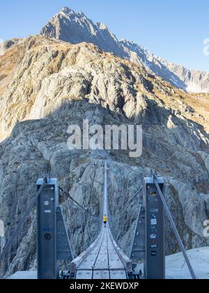 Trift, Suisse - 18 octobre 2022: Pont de corde spectaculaire Triftbruecke traversant un canyon Banque D'Images