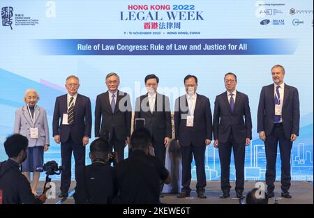 Dignitaires (de gauche à droite) ancien vice-président du Comité de droit fondamental de la HKSAR du Comité permanent du Congrès populaire national Elsie Leung Oi-sie; juge non permanent de la Cour d'appel finale Robert Tang Kwok-ching; juge en chef de la Cour d'appel finale Andrew Cheung Kui-nung; Chef de l'exécutif John Lee Ka-chiu; Directeur adjoint du Bureau de liaison du Gouvernement populaire central dans la région administrative spéciale de Hong Kong Chen Dong; Secrétaire à la justice, Paul Lam Ting-kwok; Secrétaire général de l'Institut international pour l'unification du soldat la Banque D'Images