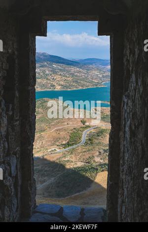 vue depuis une fenêtre du château vers un lac Banque D'Images