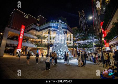 Taipei, Taïwan. 14th novembre 2022. Un Noël géant vu illuminé au centre du quartier commerçant de Xinyi avec de la neige artificielle tombant sur le sommet de l'arbre toutes les heures. Les décorations de Noël sont illuminées en vue de la célébration de Noël le mois prochain. Ce sera la première grande célébration de Noël à Taiwan après le pic de la pandémie de COVID. Crédit : SOPA Images Limited/Alamy Live News Banque D'Images