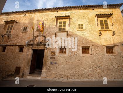 Sineu, Palma de Majorque - Espagne - 29 septembre 2022. En face de l'hôtel de ville d'Inca avec les drapeaux des îles Baléares, de l'Espagne et de Majorque Banque D'Images