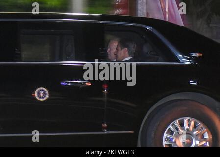 Badung, Bali, Indonésie. 13th novembre 2022. Une voiture transportant le président américain JOE BIDEN est passée par Nusa Dua Street, à Bali en route pour assister au groupe de 17th de vingt ''G20'' chefs d'État et de gouvernement sommet. (Credit image: © Dicky Bisinglasi/ZUMA Press Wire) Banque D'Images