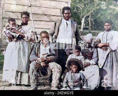 ANCIENNE FAMILLE D'ESCLAVES en Caroline du Sud. Photo du photographe irlandais-américain Timothy O'Sullivan (1840-1882) après que les forces de l'Union ont pris la zone côtière de l'État de Sea Island. Image colorisée. Banque D'Images