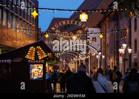 Nuremberg, Allemagne. 14th novembre 2022. Les lumières de Noël du Nuremberg Kinderweihnacht brillent au crépuscule. Le Noël des enfants de Nuremberg est ouvert depuis 14,11. Le 25,11., le Christkindlesmarkt de Nuremberg s'ouvre. Credit: Daniel Karmann/dpa/Alay Live News Banque D'Images