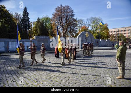 Lviv, Ukraine. 18th octobre 2022. Les soldats portent des cercueils avec les corps de leurs camarades qui sont morts pendant l'invasion militaire russe de l'Ukraine au cimetière de Lychakiv à Lviv. Funérailles des soldats ukrainiens Valery Khorosheva, Yuri Lenko, Nazariya Chygin et Maksym Moklovich. Sur 24 février, la Russie a lancé une invasion militaire de l'Ukraine. Les troupes russes exterminent la population civile ukrainienne et détruisent les infrastructures essentielles du pays. (Credit image: © Pavlo Palamarchuk/SOPA Images via ZUMA Press Wire) Banque D'Images