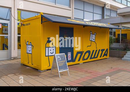 Belgrade, Serbie - 08 novembre 2022: Bureau de change et de poste portable dans un conteneur de cargaison jaune. Banque D'Images