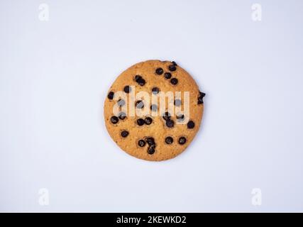 petits gâteaux avec gouttes de chocolat isolés sur fond blanc vue du dessus. Photo de haute qualité Banque D'Images