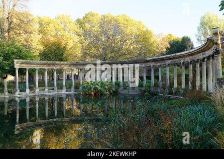 Les anciennes colonnes du Parc Monceau se reflètent dans l'eau du bassin ovale, au soleil . Ce jardin public est situé dans le 8th arrondissement Banque D'Images