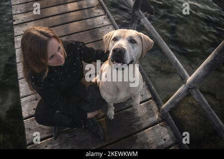 Femme et Labrador-Retriever-Mongel Banque D'Images