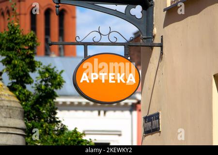 TORUN, POLOGNE - 11 AOÛT 2022 : logo APTEKA (pharmacie en anglais) dans la boutique de pharmacie en Pologne Banque D'Images