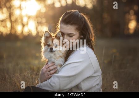 Femme et Pomchi Banque D'Images