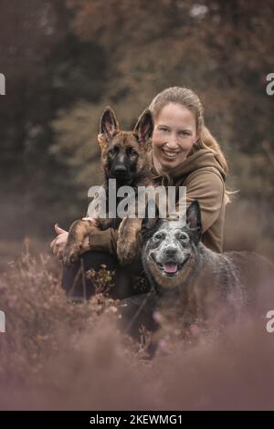 Femme et 2 chiens Banque D'Images