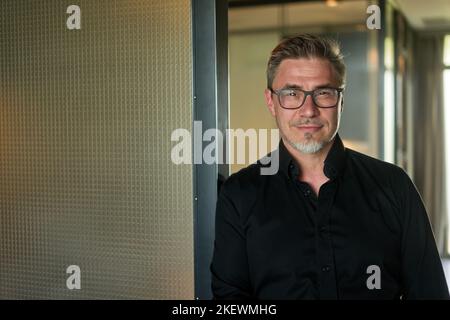 Portrait d'affaires : homme d'affaires souriant au bureau, portant des lunettes. Âge mûr, âge moyen, homme caucasien adulte moyen à la maison, Banque D'Images