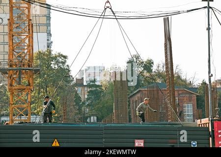 Dnipro, Ukraine - 10.22.2022 : renforcement du déchargement pour le travail du béton par une grue à partir d'un camion. Construction de bâtiments résidentiels Banque D'Images