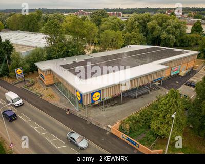 Vue aérienne du nouveau magasin Lidl le jour de pré-ouverture le 18th août 2022, Newbury, Berkshire Banque D'Images