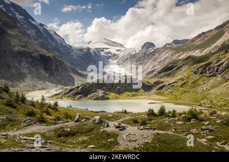 Belle vue sur le lac Sandersee, parc national du Haut Tauern, Carinthie, Autriche. Lac du glacier Pasterze avec sommet Johannisberg en arrière-plan. CLO Banque D'Images